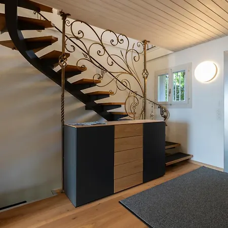 With Pool, Garden & Direct At Apartmán Spiez